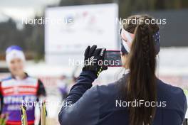 16.12.2020, Hochfilzen, Austria (AUT): Joanne Reid (USA) takes a picture -  IBU World Cup Biathlon, training, Hochfilzen (AUT). www.nordicfocus.com. © Manzoni/NordicFocus. Every downloaded picture is fee-liable.
