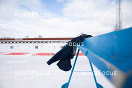 21.03.2021, Oestersund, Sweden, (SWE): Event Feature: a jacket waves in the strong wind - IBU World Cup Biathlon, training, Oestersund (SWE). www.nordicfocus.com. © Manzoni/NordicFocus. Every downloaded picture is fee-liable.