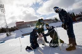 21.03.2021, Oestersund, Sweden, (SWE): Event Feature: volunteers fix the corridors - IBU World Cup Biathlon, training, Oestersund (SWE). www.nordicfocus.com. © Manzoni/NordicFocus. Every downloaded picture is fee-liable.
