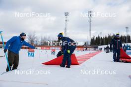 21.03.2021, Oestersund, Sweden, (SWE): Event Feature: volunteers fix the shooting range and place the shooting mats - IBU World Cup Biathlon, training, Oestersund (SWE). www.nordicfocus.com. © Manzoni/NordicFocus. Every downloaded picture is fee-liable.