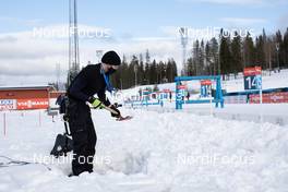 16.03.2021, Oestersund, Sweden, (SWE): Event Feature: a volunteer works - IBU World Cup Biathlon, training, Oestersund (SWE). www.nordicfocus.com. © Manzoni/NordicFocus. Every downloaded picture is fee-liable.