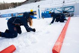 21.03.2021, Oestersund, Sweden, (SWE): Event Feature: Volunteers fix the finish line - IBU World Cup Biathlon, training, Oestersund (SWE). www.nordicfocus.com. © Manzoni/NordicFocus. Every downloaded picture is fee-liable.