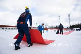 21.03.2021, Oestersund, Sweden, (SWE): Event Feature: volunteers fix the shooting range and place the shooting mats - IBU World Cup Biathlon, training, Oestersund (SWE). www.nordicfocus.com. © Manzoni/NordicFocus. Every downloaded picture is fee-liable.