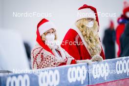 27.11.2021, Ruka, Finland (FIN):  Feature: spectators dressed as Santa Claus  - FIS world cup cross-country, 15km men, Ruka (FIN). www.nordicfocus.com. © Thibaut/NordicFocus. Every downloaded picture is fee-liable.