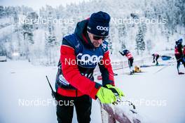 28.11.2021, Ruka, Finland (FIN): Pierre Mignerey measuring airÕs temperature under -20 degrees   - FIS world cup cross-country, pursuit women, Ruka (FIN). www.nordicfocus.com. © Modica/NordicFocus. Every downloaded picture is fee-liable.