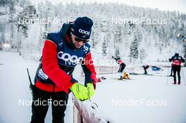 28.11.2021, Ruka, Finland (FIN): Pierre Mignerey measuring airÕs temperature under -20 degrees   - FIS world cup cross-country, pursuit women, Ruka (FIN). www.nordicfocus.com. © Modica/NordicFocus. Every downloaded picture is fee-liable.