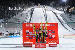 05.12.2021 Lillehammer, Norway (NOR): Katharina Althaus (GER), Marita Kramer (AUT), Silje Opseth (NOR), (l-r) - FIS world cup ski jumping women, individual HS140, Lillehammer (NOR). www.nordicfocus.com. © Thibaut/NordicFocus. Every downloaded picture is fee-liable.