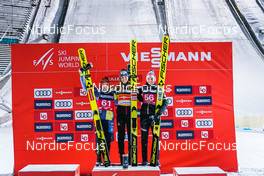 05.12.2021 Lillehammer, Norway (NOR): Katharina Althaus (GER), Marita Kramer (AUT), Silje Opseth (NOR), (l-r) - FIS world cup ski jumping women, individual HS140, Lillehammer (NOR). www.nordicfocus.com. © Thibaut/NordicFocus. Every downloaded picture is fee-liable.