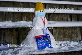 10.12.2021, Klingenthal, Germany (GER): Feature: snowman with mask - FIS world cup ski jumping women, individual HS140, Klingenthal (GER). www.nordicfocus.com. © Thibaut/NordicFocus. Every downloaded picture is fee-liable.