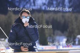 19.01.2022, Antholz, Italy (ITA): Event Feature: l’Equipe reporter enjoys the sun - IBU World Cup Biathlon, training, Antholz (ITA). www.nordicfocus.com. © Manzoni/NordicFocus. Every downloaded picture is fee-liable.