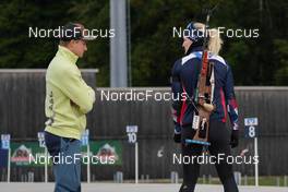 03.10.2022, Ruhpolding, Germany (GER): Sverre Roeiseland (NOR), coach Team Germany, Marte Olsbu Roeiseland (NOR), (l-r) - Biathlon summer training, Ruhpolding (GER). www.nordicfocus.com. © Reiter/NordicFocus. Every downloaded picture is fee-liable.