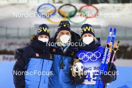 11.02.2022, Beijing, China (CHN): Hanna Oeberg (SWE), Jean Marc Chabloz (SUI), coach Team Sweden, Elvira Oeberg (SWE), (l-r) - XXIV. Olympic Winter Games Beijing 2022, Biathlon, sprint women, Beijing (CHN). www.nordicfocus.com. © Manzoni/NordicFocus. Every downloaded picture is fee-liable.