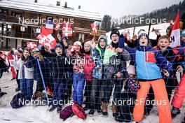 16.12.2022, Annecy-Le Grand Bornand, France (FRA): Event Feature: Yung fans cheering with flags, Event Feature: -  IBU World Cup Biathlon, sprint women, Annecy-Le Grand Bornand (FRA). www.nordicfocus.com. © Thibaut/NordicFocus. Every downloaded picture is fee-liable.