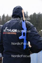 14.12.2022, Annecy-Le Grand Bornand, France (FRA): Event Feature: Fan with wooden riffle - IBU World Cup Biathlon, training, Annecy-Le Grand Bornand (FRA). www.nordicfocus.com. © Manzoni/NordicFocus. Every downloaded picture is fee-liable.