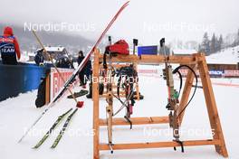 14.12.2022, Annecy-Le Grand Bornand, France (FRA): Event Feature: Skis stand at a riffle rack - IBU World Cup Biathlon, training, Annecy-Le Grand Bornand (FRA). www.nordicfocus.com. © Manzoni/NordicFocus. Every downloaded picture is fee-liable.