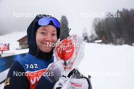 14.12.2022, Annecy-Le Grand Bornand, France (FRA): Emma Hoeglund (SWE), Team Sweden, covers her camera from the rain - IBU World Cup Biathlon, training, Annecy-Le Grand Bornand (FRA). www.nordicfocus.com. © Manzoni/NordicFocus. Every downloaded picture is fee-liable.