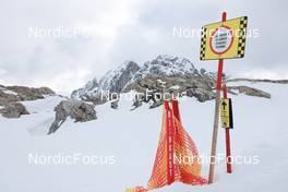 12.10.2022, Ramsau am Dachstein, Austria (AUT): Event Feature: warning sign - Cross-Country training, Ramsau am Dachstein (AUT). www.nordicfocus.com. © Manzoni/NordicFocus. Every downloaded picture is fee-liable.