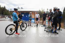 14.10.2022, Ramsau am Dachstein, Austria (AUT): Thibaut Chene (FRA), coach Team France, Arnaud Chautemps (FRA), Renaud Jay (FRA), Hugo Lapalus (FRA), Theo Schely (FRA), Lucas Chanavat (FRA), Jules Chappaz (FRA), Richard Jouve (FRA), (l-r) - Cross-Country training, Ramsau am Dachstein (AUT). www.nordicfocus.com. © Manzoni/NordicFocus. Every downloaded picture is fee-liable.