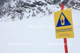 12.10.2022, Ramsau am Dachstein, Austria (AUT): Event Feature: Warning sign - Cross-Country training, Ramsau am Dachstein (AUT). www.nordicfocus.com. © Manzoni/NordicFocus. Every downloaded picture is fee-liable.