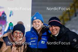 08.01.2022, Val di Fiemme, Italy (ITA): Lena Brocard (FRA) meets her parents after the competition. - FIS world cup nordic combined women, mass start 5km/HS106, Val di Fiemme (ITA). www.nordicfocus.com. © Volk/NordicFocus. Every downloaded picture is fee-liable.