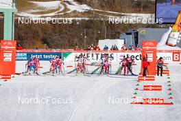 08.01.2022, Val di Fiemme, Italy (ITA): Track atmosphere: start of race - Feature - FIS world cup nordic combined women, mass start 5km/HS106, Val di Fiemme (ITA). www.nordicfocus.com. © Volk/NordicFocus. Every downloaded picture is fee-liable.
