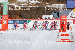 08.01.2022, Val di Fiemme, Italy (ITA): Track atmosphere: start of race - Feature - FIS world cup nordic combined women, mass start 5km/HS106, Val di Fiemme (ITA). www.nordicfocus.com. © Volk/NordicFocus. Every downloaded picture is fee-liable.