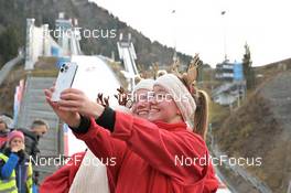 28.12.2022, Oberstdorf, Germany (GER): feature: selfie, imbiss staff - FIS world cup ski jumping men, four hills tournament, individual HS137, Oberstdorf (GER). www.nordicfocus.com. © Reichert/NordicFocus. Every downloaded picture is fee-liable.