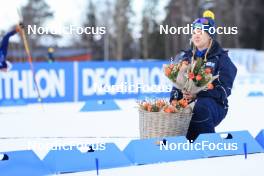 11.03.2023, Oestersund, Sweden, (SWE): Event Feature: Flower girl waits for action - IBU World Cup Biathlon, relay women, Oestersund (SWE). www.nordicfocus.com. © Manzoni/NordicFocus. Every downloaded picture is fee-liable.