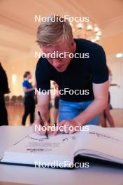 12.08.2023, Wiesbaden, Germany (GER): Roman Rees (GER) signs the golden book of Wiesbaden - City Biathlon - Wiesbaden (GER). www.nordicfocus.com. © Manzoni/NordicFocus. Every downloaded picture is fee-liable.