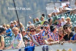 27.08.2023, Brezno-Osrblie, Slovakia (SVK): Event Feature: Fans cheering on the grandstand - IBU Summer Biathlon World Championships, pursuit junior women, Brezno-Osrblie (SVK). www.nordicfocus.com. © Manzoni/NordicFocus. Every downloaded picture is fee-liable.