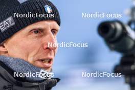 26.11.2023, Oestersund, Sweden, (SWE): Jonne Kahkonen (FIN), coach Team Italy - IBU World Cup Biathlon, individual men, Oestersund (SWE). www.nordicfocus.com. © Manzoni/NordicFocus. Every downloaded picture is fee-liable.