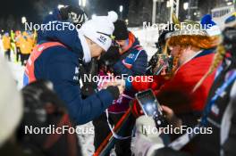 30.11.2023, Oestersund, Sweden, (SWE): Vetle Sjaastad Christiansen (NOR) writing autographs to fans - IBU World Cup Biathlon, relay men, Oestersund (SWE). www.nordicfocus.com. © Authamayou/NordicFocus. Every downloaded picture is fee-liable.