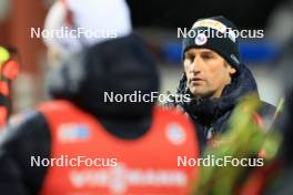 30.11.2023, Oestersund, Sweden, (SWE): Cyril Burdet (FRA), coach Team France - IBU World Cup Biathlon, relay men, Oestersund (SWE). www.nordicfocus.com. © Manzoni/NordicFocus. Every downloaded picture is fee-liable.
