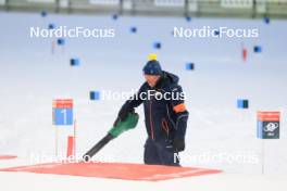 30.11.2023, Oestersund, Sweden, (SWE): Event Feature: Volunteer cleans the shooting mats - IBU World Cup Biathlon, relay men, Oestersund (SWE). www.nordicfocus.com. © Manzoni/NordicFocus. Every downloaded picture is fee-liable.