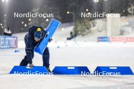 30.11.2023, Oestersund, Sweden, (SWE): Event Feature: Volunteer working on the track - IBU World Cup Biathlon, relay men, Oestersund (SWE). www.nordicfocus.com. © Manzoni/NordicFocus. Every downloaded picture is fee-liable.