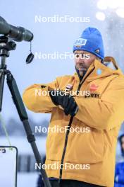 02.12.2023, Oestersund, Sweden, (SWE): Uros Velepec (SLO), coach Team Germany - IBU World Cup Biathlon, sprint men, Oestersund (SWE). www.nordicfocus.com. © Manzoni/NordicFocus. Every downloaded picture is fee-liable.