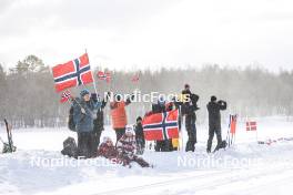 01.04.2023, Setermoen-Bardufoss, Norway (NOR): Event Feature: Norvegian fans cheering with flags - Ski Classics Reistadlopet, Setermoen-Bardufoss (NOR). www.nordicfocus.com. © Manzoni/NordicFocus. Every downloaded picture is fee-liable.