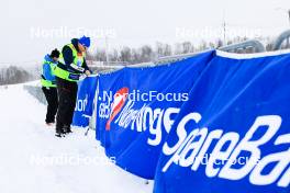 31.03.2023, Setermoen-Bardufoss, Norway (NOR): Event Feature: Staff install the banners - Ski Classics Reistadlopet, Setermoen-Bardufoss (NOR). www.nordicfocus.com. © Manzoni/NordicFocus. Every downloaded picture is fee-liable.
