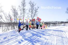 02.04.2023, Bardufoss-Finnsnes, Norway (NOR): Event Feature: Fans cheering on the track - Ski Classics Summit 2 Senja, Bardufoss-Finnsnes (NOR). www.nordicfocus.com. © Manzoni/NordicFocus. Every downloaded picture is fee-liable.