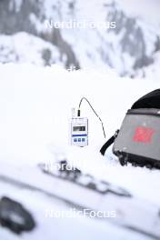 09.12.2023, Bad Gastein, Austria (AUT): feature: snow temperaturte measuring - Ski Classics Bad Gastein PTT - Bad Gastein (AUT). www.nordicfocus.com. © Reichert/NordicFocus. Every downloaded picture is fee-liable.