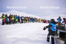 07.04.2024, Bardufoss-Finnsnes, Norway (NOR): Event Feature: announcer talks to the fans on top of the hill - Ski Classics Summit 2 Senja, Bardufoss-Finnsnes (NOR). www.nordicfocus.com. © Reichert/NordicFocus. Every downloaded picture is fee-liable.
